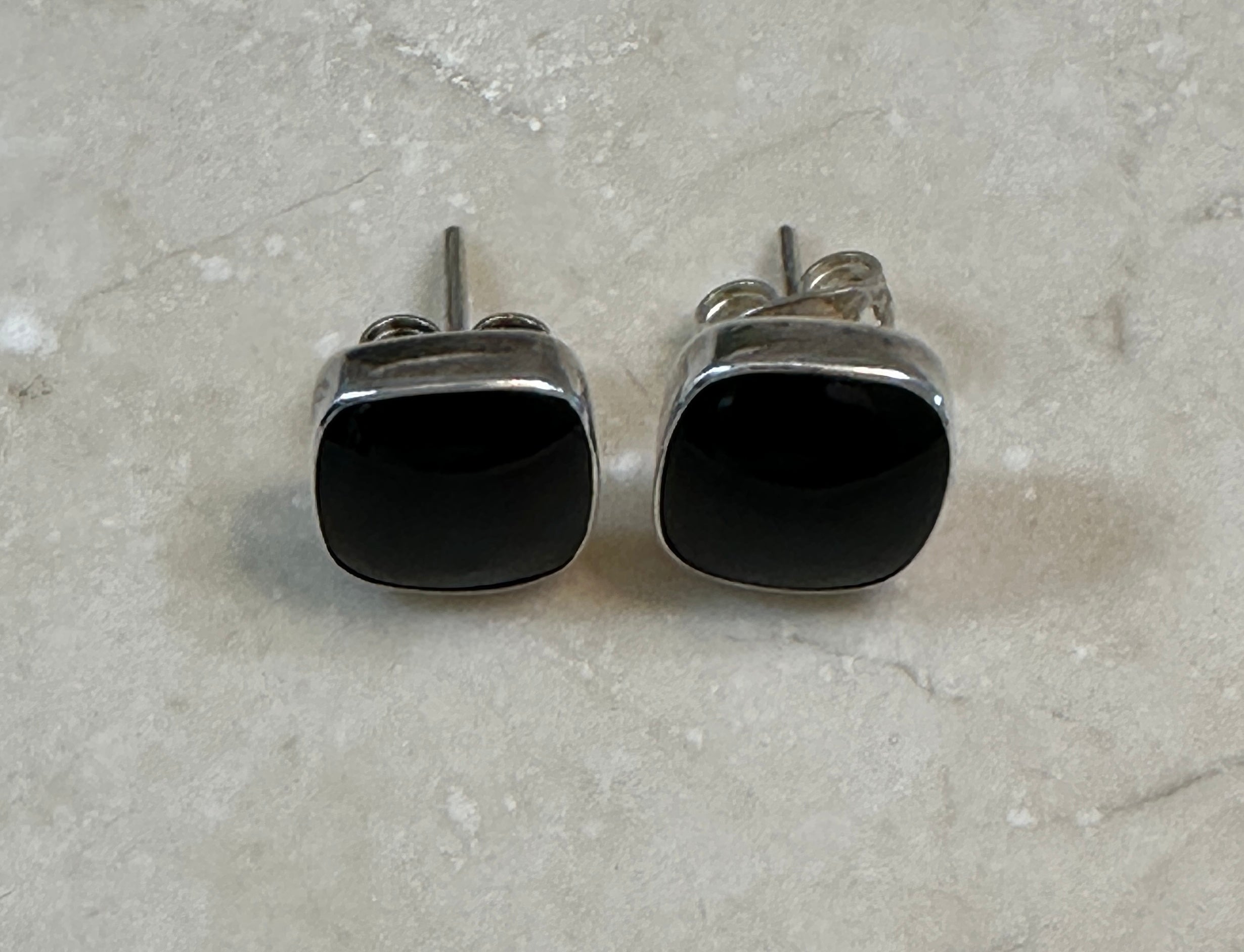 Black Onyx Cuadrado Studs