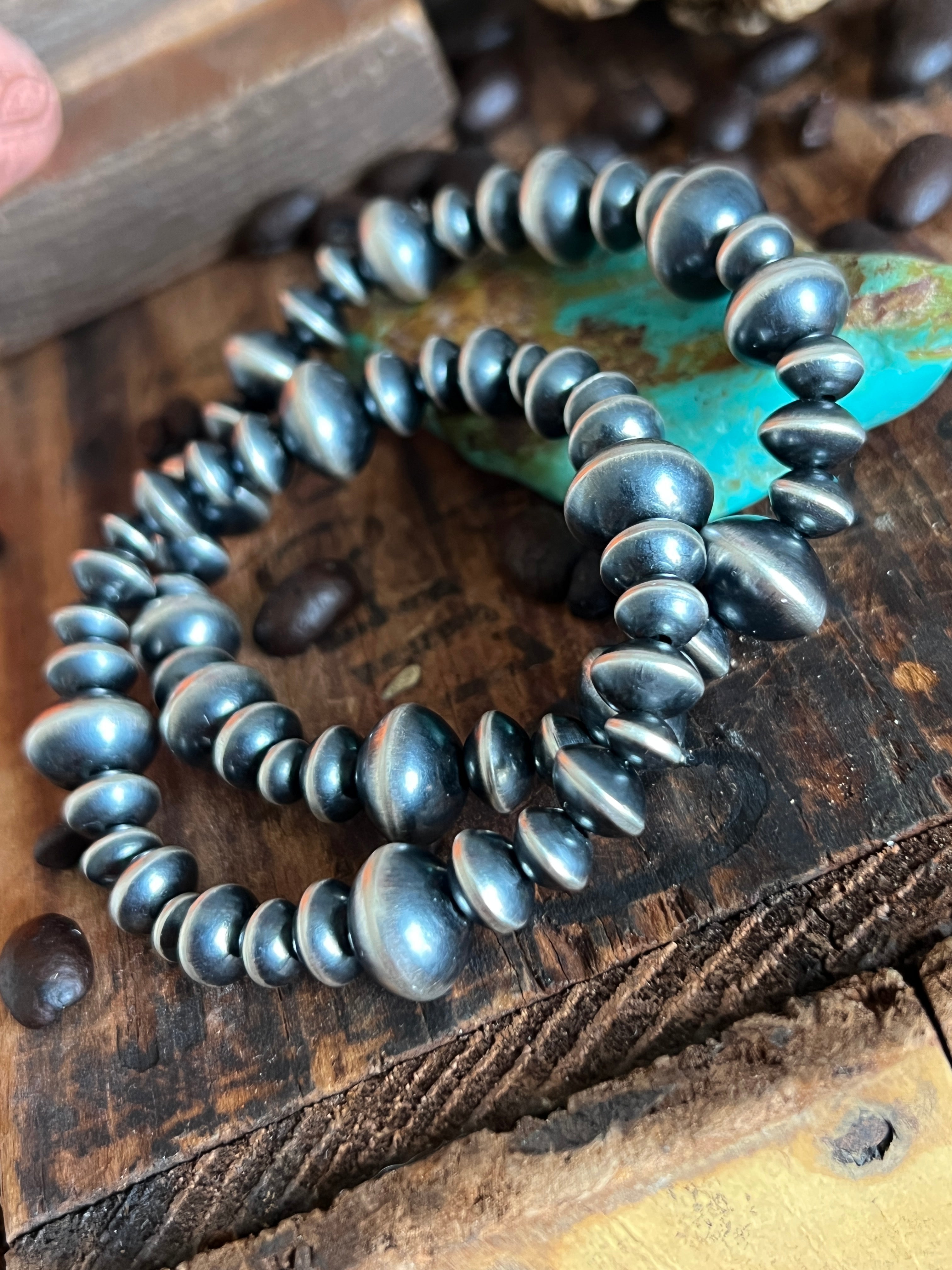 Vinita Cowboy Handcrafted Sterling Silver Saucer Pearl 5.7mm to 11.7mm Stretch Beaded Bracelet