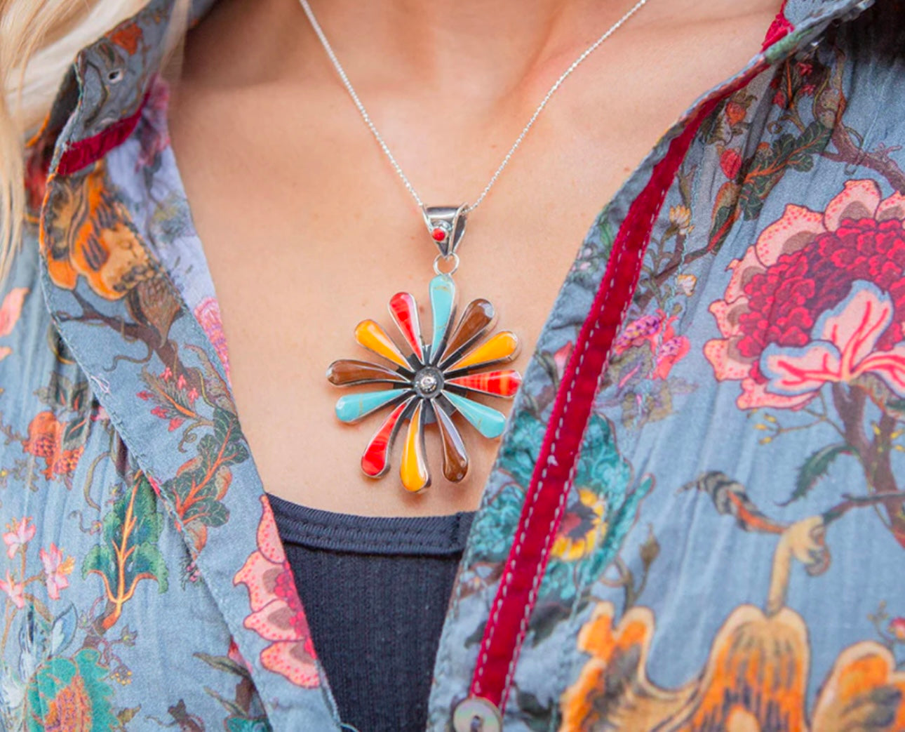 Tejano Daisy Pendant Necklace