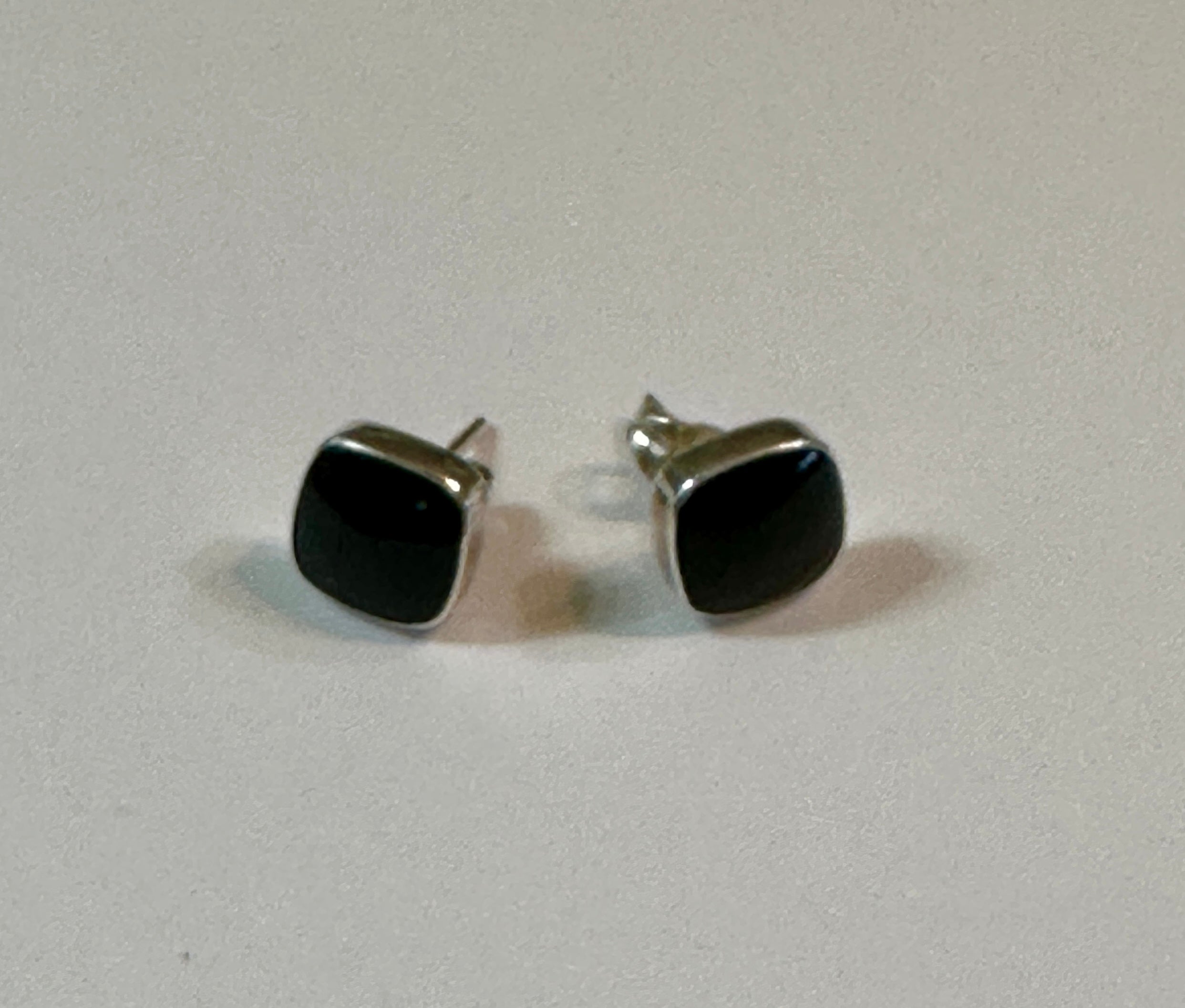 Black Onyx Cuadrado Studs