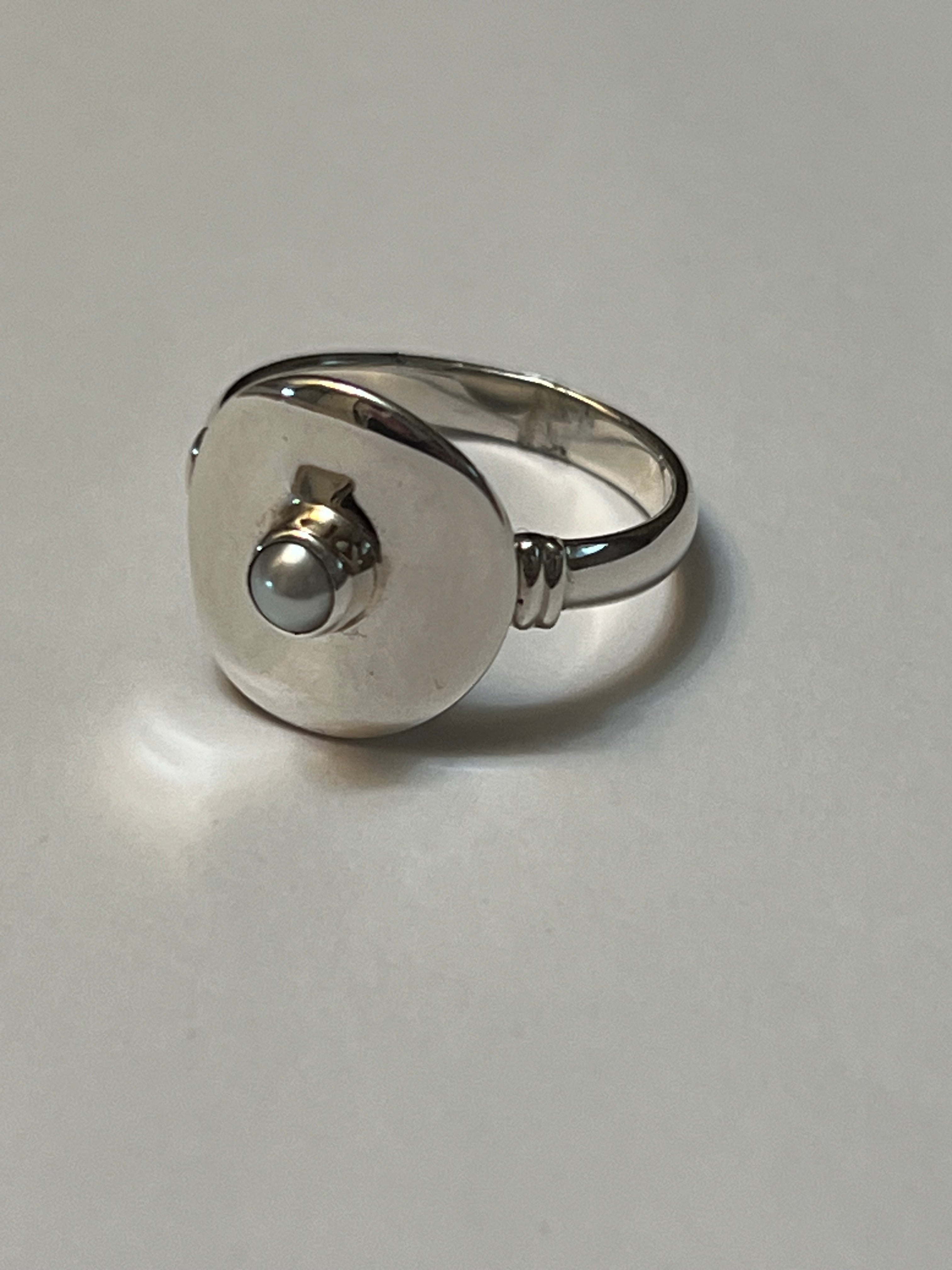 SILVER DISC RING W/ PEARL