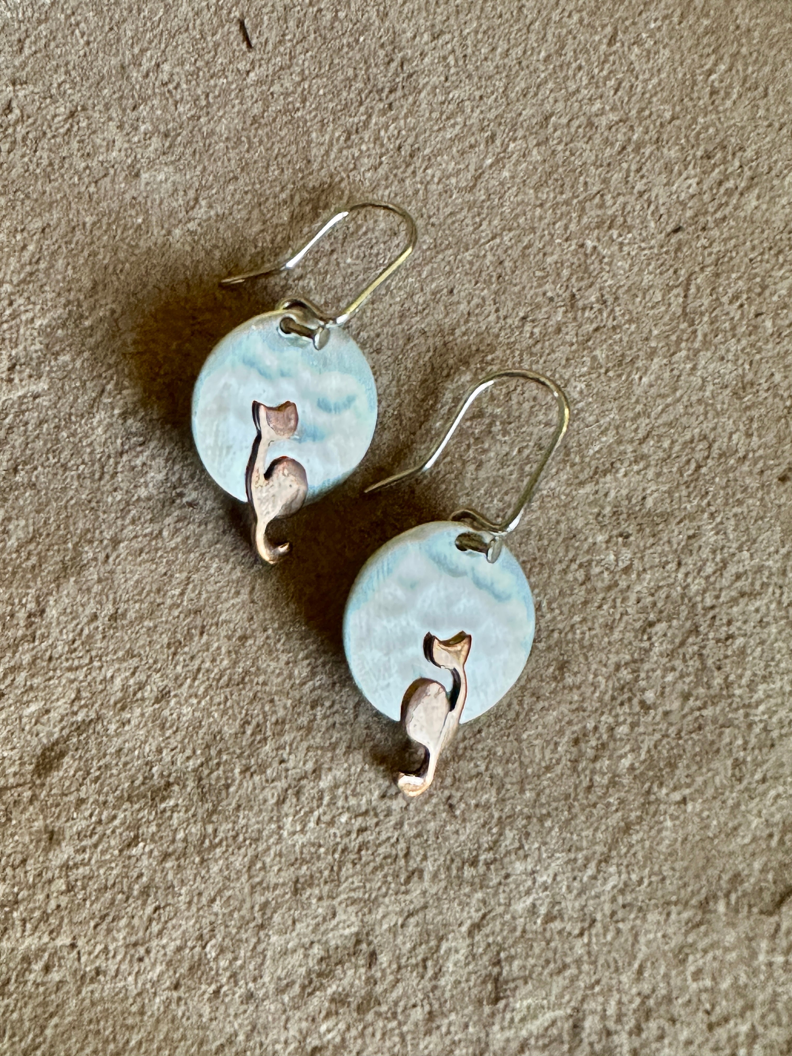 COPPER CAT ON HAMMERED DISC EARRING