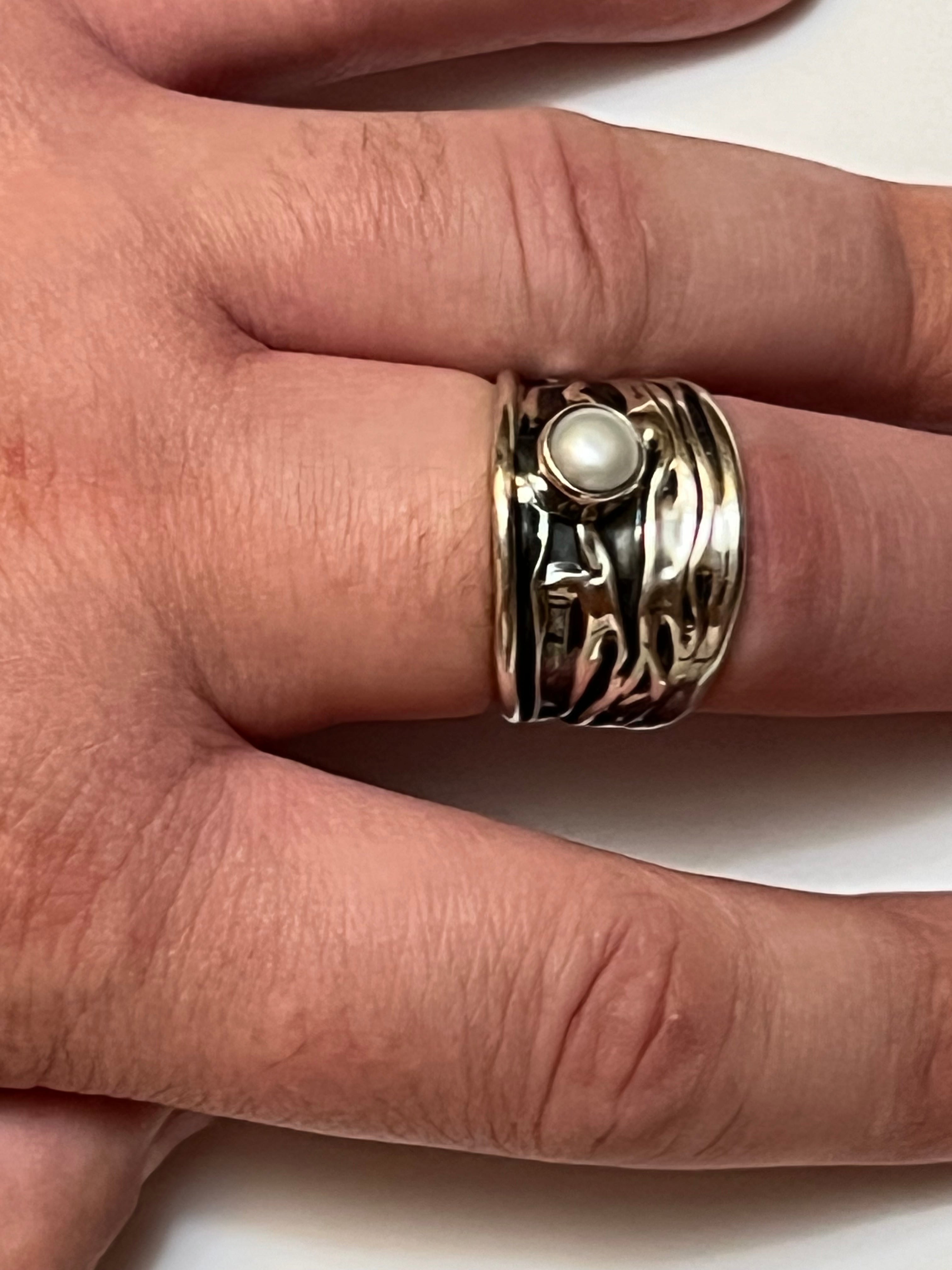 CORRUGATED RING W/ PEARL CABOCHON