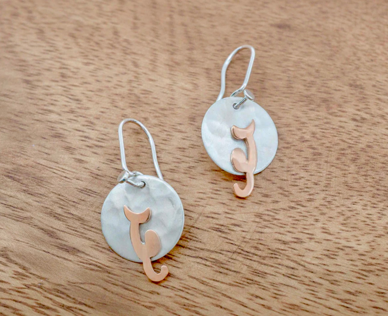 COPPER CAT ON HAMMERED DISC EARRING