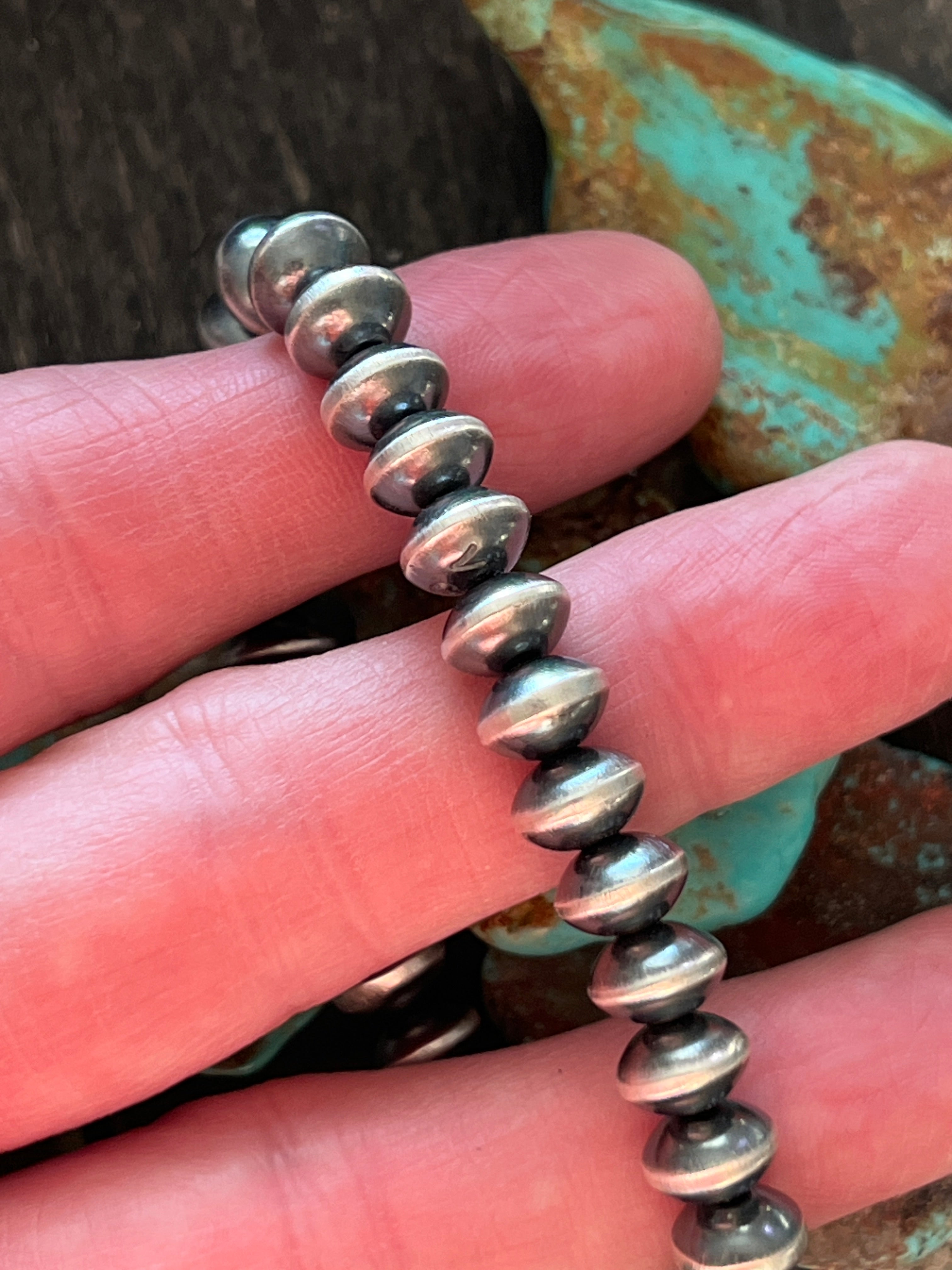 Handcrafted Vinita Cowboy Handcrafted Sterling Silver Stretch 8mm Saucer Pearl Bracelet