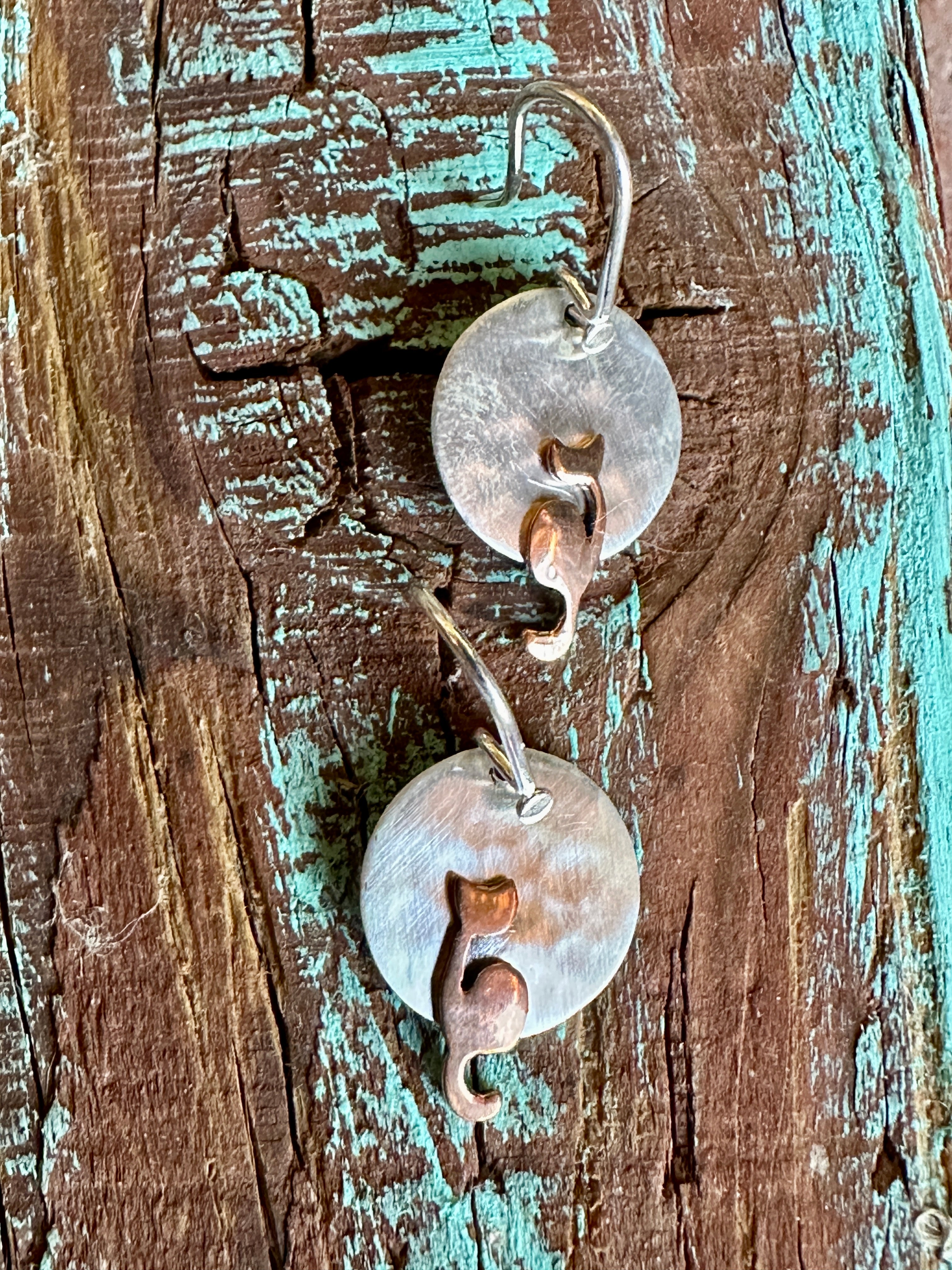 COPPER CAT ON HAMMERED DISC EARRING