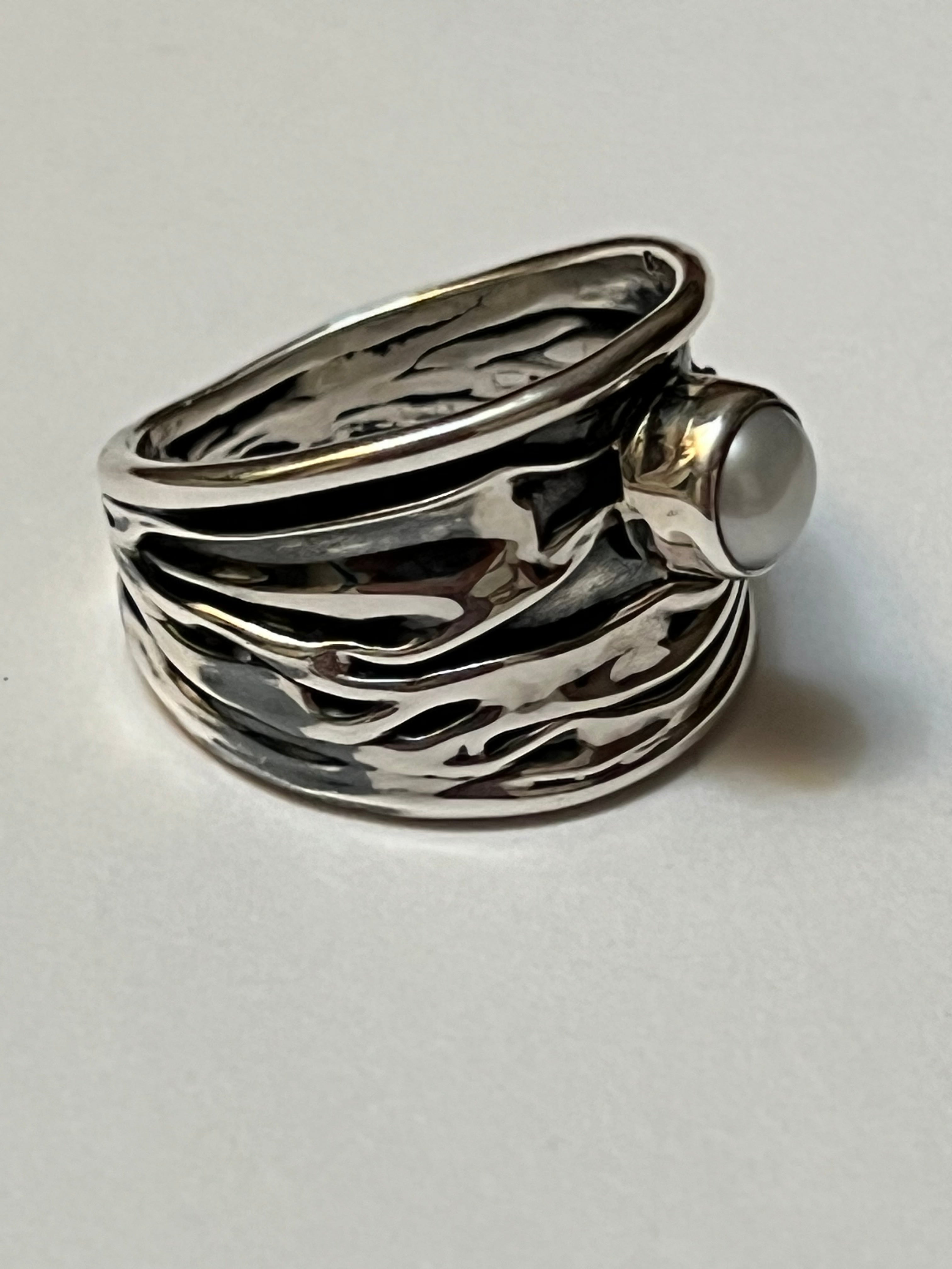 CORRUGATED RING W/ PEARL CABOCHON