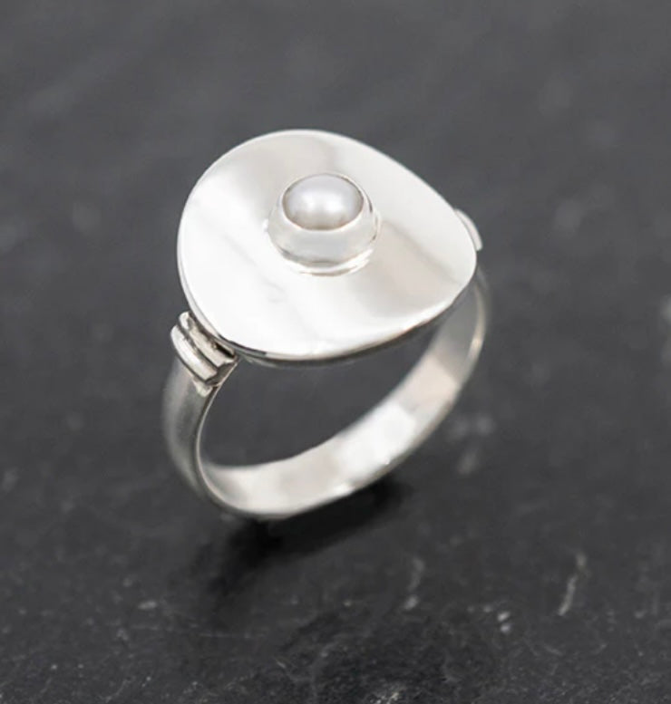 SILVER DISC RING W/ PEARL