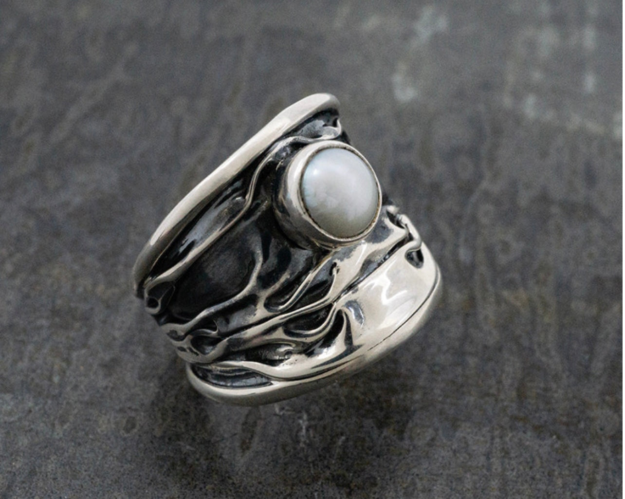 CORRUGATED RING W/ PEARL CABOCHON