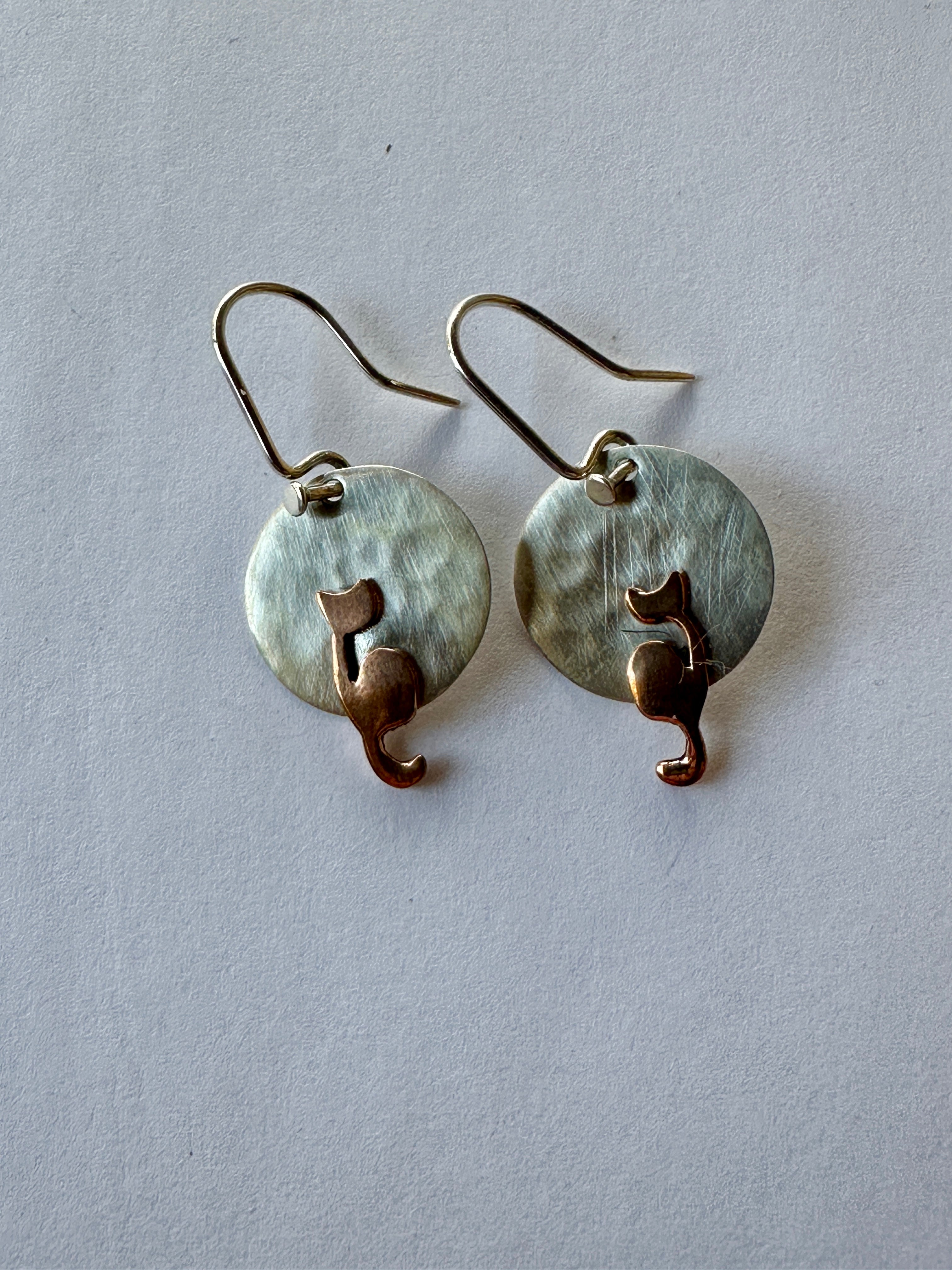 COPPER CAT ON HAMMERED DISC EARRING