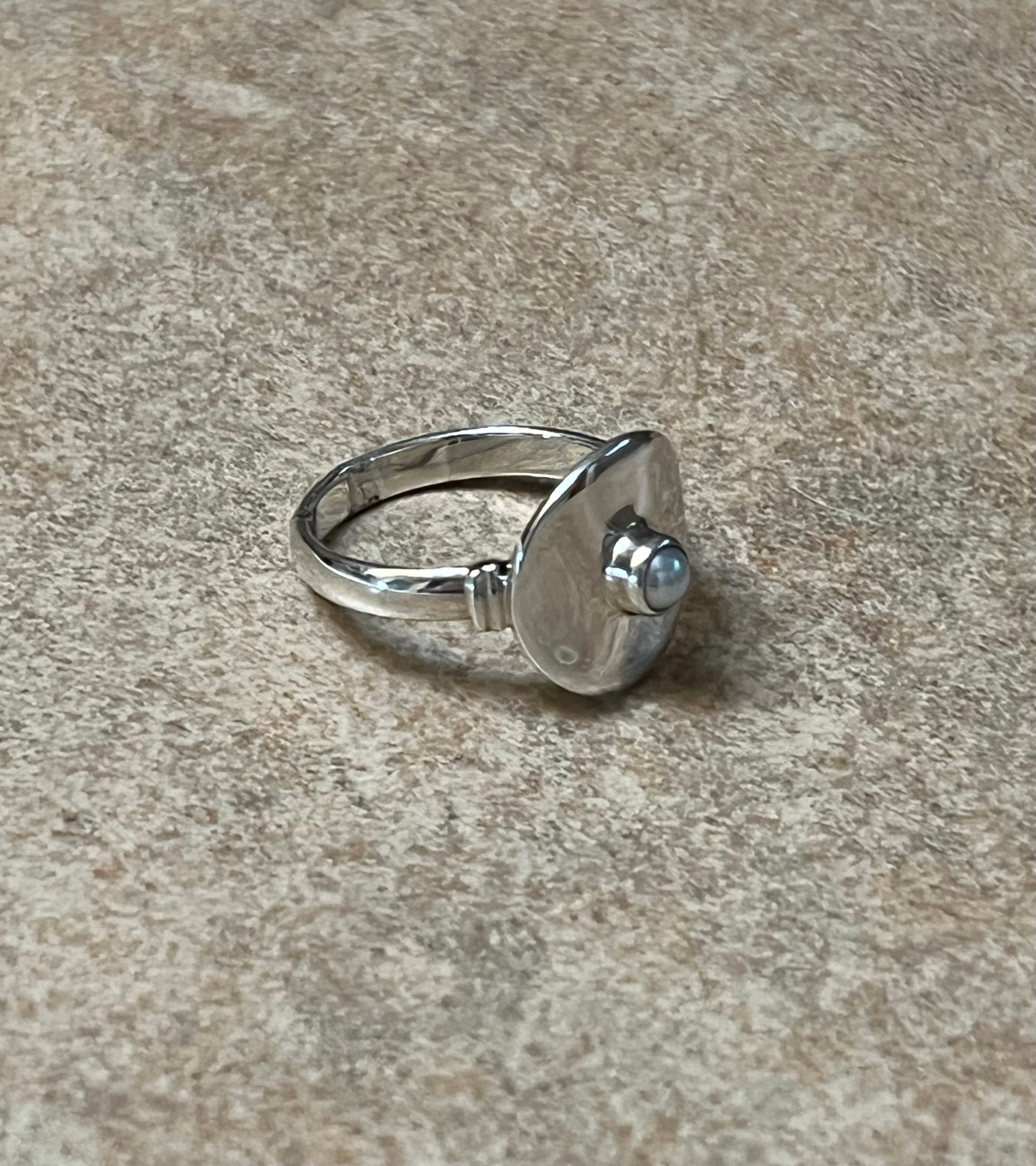 SILVER DISC RING W/ PEARL