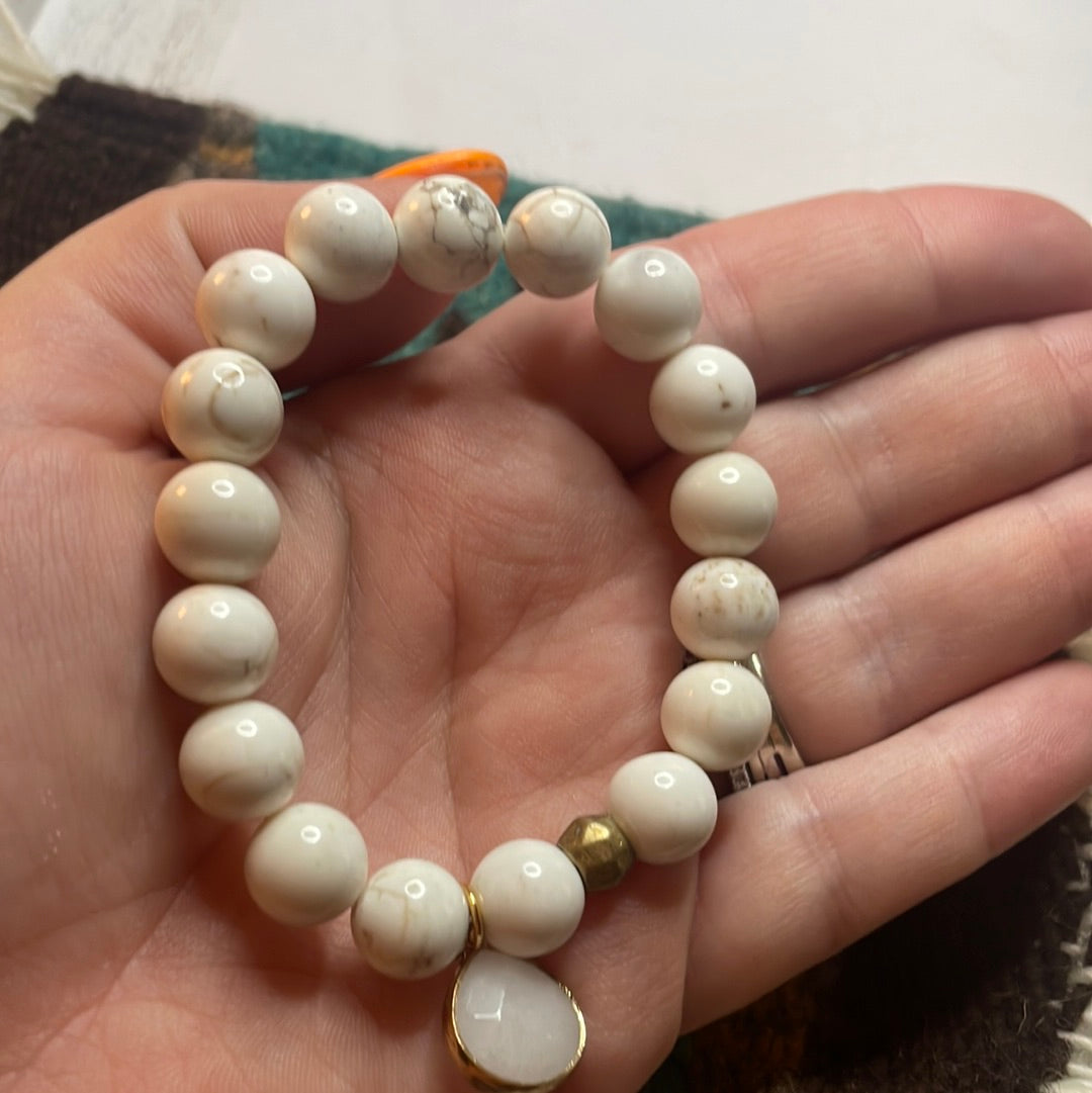 Handmade Recycled White Glass Beaded Stretch Bracelet WHITE HOWLITE