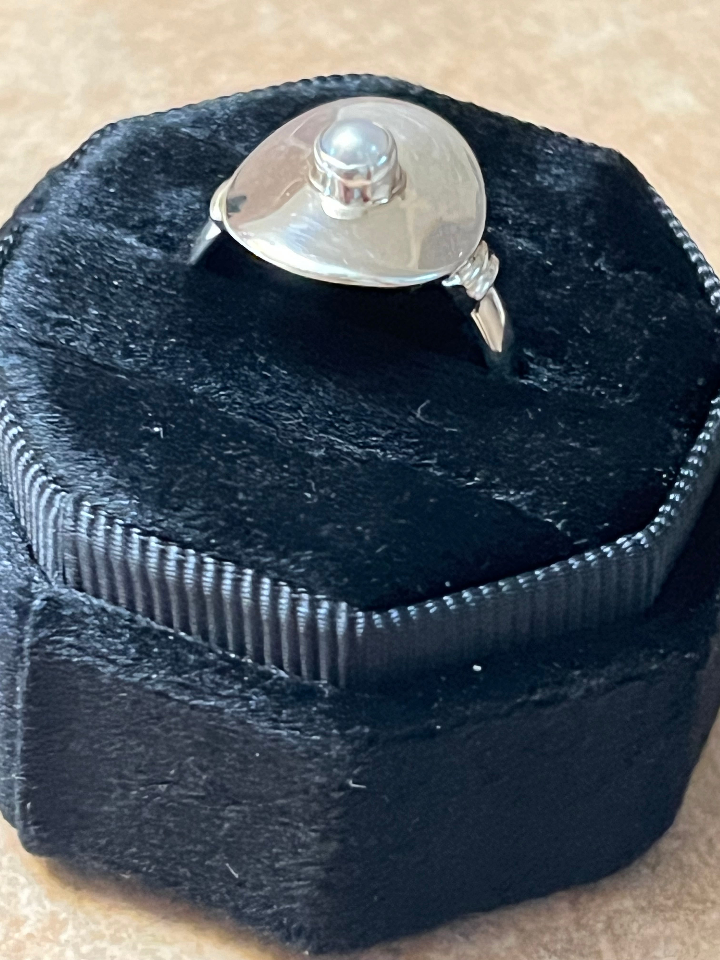 SILVER DISC RING W/ PEARL