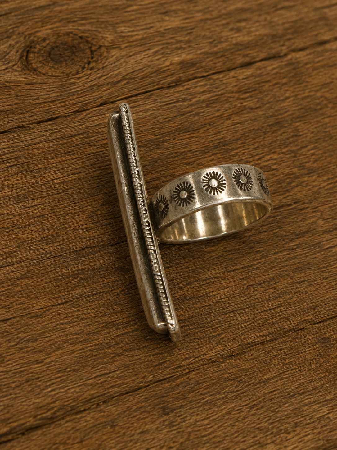 Nizhoni Traders Pink Conch & Sterling Silver Adjustable Bar ring
