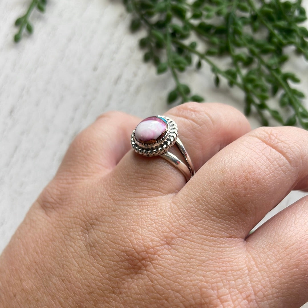 Beautiful Navajo Sterling Silver Pink Dream Twist Round Ring Signed