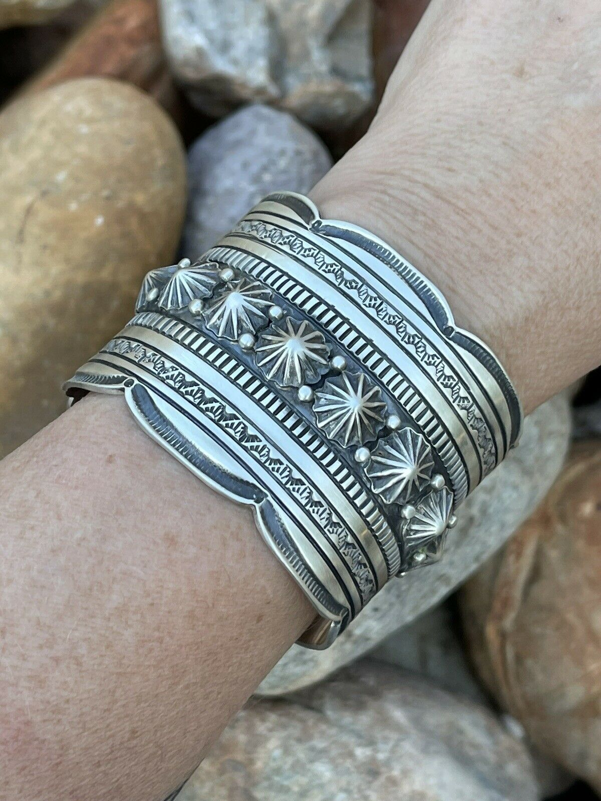 Incredibile Navajo Tribal Power Sterling Silver Cuff Bracelet